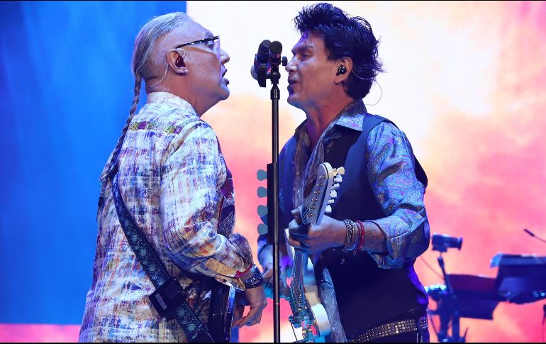 La pasión no dejó de fluir un solo momento, y así lo hicieron ver Sabo Romo (i) y Saúl Hernández (d), quienes no ocultaron su gusto por interpretar sus más grandes éxitos. SUN/B. Fregoso