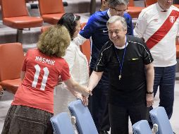 El secretario general, António Guterres (d), saluda a la directora del Departamento de Asuntos Políticos del Consejo de Seguridad, Hasmik Egian, durante la celebración del inicio del Mundial de Rusia 2018. EFE/M. Elías