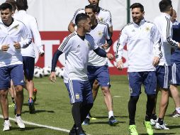 Messi (I) jugará de inicio ante el combinado islandés. AFP/J. Mabromata