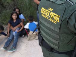 De acuerdo con cifras del Departamento de Salud, hasta mayo pasado existían casi 11 mil niños bajo custodia de las autoridades federales en centros de detención a través del país. AFP / J. Moore