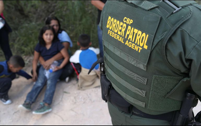 De acuerdo con cifras del Departamento de Salud, hasta mayo pasado existían casi 11 mil niños bajo custodia de las autoridades federales en centros de detención a través del país. AFP / J. Moore