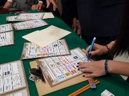 En la demostración, también se prueba la tinta indeleble con la que manchan los pulgares de la gente que acude a votar. EL INFORMADOR/ V. Arenas