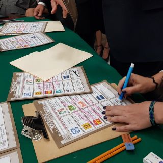 Prueban que lápiz para votar del INE no se borra