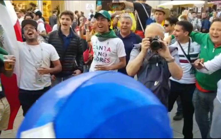 Ni la mayoría peruana, ni lo ruidoso de los argentinos, han podido opacar a la afición tricolor, que con indumentaria, cantos populares y bailes animan la fiesta de los rusos. EL INFORMADOR / G. Tamayo