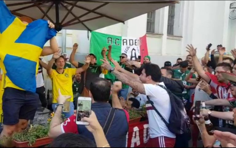 Los aficionados aztecas siempre buscarán animarse por medio de celebraciones con sus cánticos, izamiento de banderas tricolores, y sobre todo, chocando sus tarros de cerveza. EL INFORMADOR / G. Tamayo