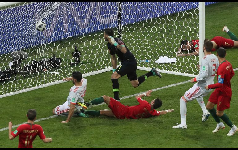 Diego Costa fue responsable de empatar el marcador en dos ocasiones. Spain's Diego Costa kneels on the pitch as he scores his side's 2nd goal during the group B match between Portugal and Spain at the 2018 soccer World Cup in the Fisht Stadium in Sochi, Russia, Friday, June 15, 2018. AP / T. Stavrakis