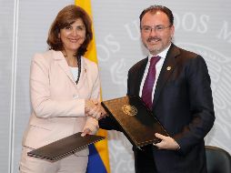 El canciller mexicano Videgaray Caso y su homóloga colombiana María Ángela Holguín Cuellar, durante la firma de un convenio de colaboración el día de ayer en la CDMX. SUN / I. Olivares