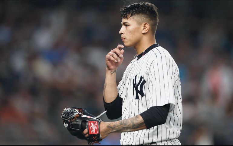 Jonathan Loaisiga. El lanzador de los Yankees manda señales durante la quinta entrada. AP