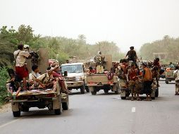 Una columna de las tropas gubernamentales yemeníes se traslada a la ciudad portuaria occidental de Al Hudeida. EFE/N. Almahboobi