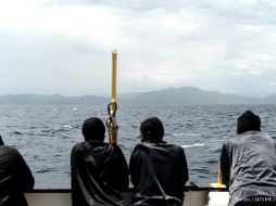 El ambiente en la embarcación es más tranquilo, y se puede ver a los inmigrantes participando en actividades o conversando. AFP/CORTESÍA