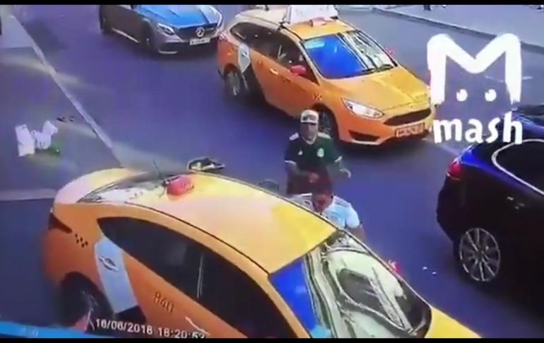 El conductor del taxi afirmó a las autoridades rusas que no se trató de un acto intencional. TWITTER/@Borisich_glass