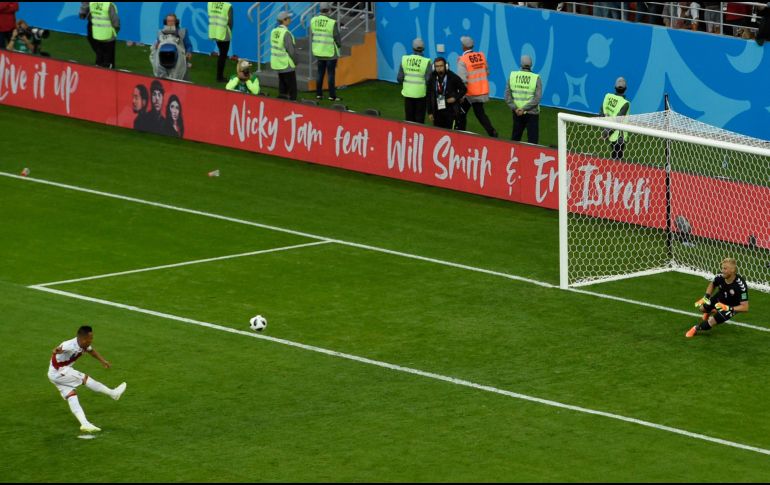Perú y Argentina, los dos equipos latinoamericanos que han recibido penaltis a favor, desperdiciaron la oportunidad de anotar. AFP/J. Barreto