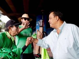 Cosío realizó una gira por municipios de la Sierra de Amula; en la fotografía se le muestra en Zapopan.  TWITTER / @salvadorcosio1