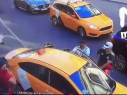 Acompañantes de los atropellados golpearon al chofer del taxi que provocó el percance. TWITTER / @Borisich_glass