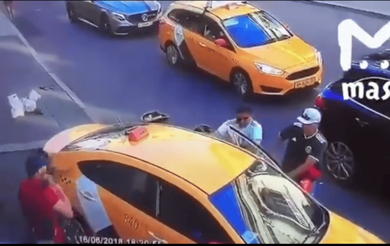 Acompañantes de los atropellados golpearon al chofer del taxi que provocó el percance. TWITTER / @Borisich_glass