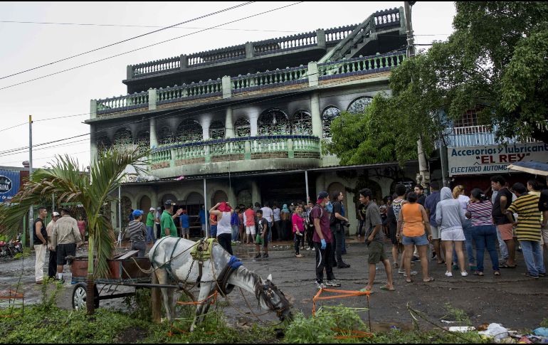 La finca de tres plantas incendiada por desconocidos también funcionaba como fábrica de colchones. EFE/J. Torres