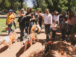 Verónica Delgadillo y Clemente Castañeda realizaron una caminata canina en el parque Rubén Darío. FACEBOOK/VeroDelgadilloG