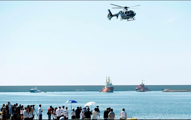 Los migrantes que van a bordo de la flota del Aquarius han tenido que pasar días cruzando el Mediterráneo, entre ellos hay menores solos y mujeres embarazadas. AFP/P. Barrena