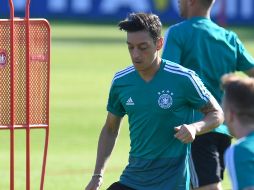 La incógnita en el medio campo de Alemania era si aparecería Özil o Reus. AFP/P. Stollarz