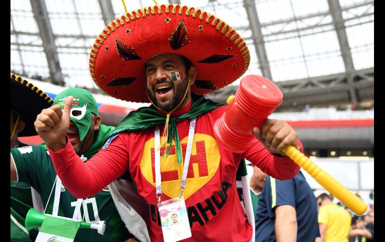 Hasta el Chapulín Colorado se hizo presente en la tribuna del Estadio Olímpico. AFP / Y. Cortéz