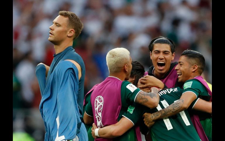 El portero de Alemania Manuel Neuer pasa junto a jugadores del Tri al final del encuentro. AFP/E. Verdugo