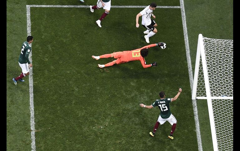 Ochoa detiene un tiro de Mario Gomez. AFP/M. Antonov