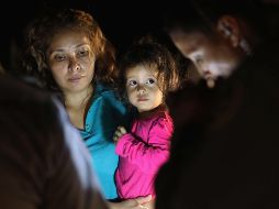 Una mujer y su hija hondureñas son tomadas en custodia por la Guardia Fronteriza antes de ser llevadas a un centro de procesamiento, donde posiblemente serán separadas. AFP / J. Moore