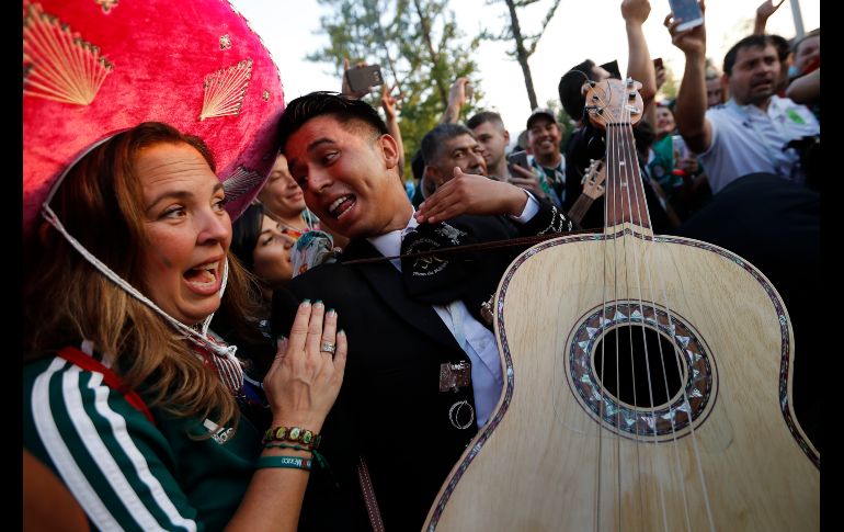 Con todo y guitarra en el estadio.