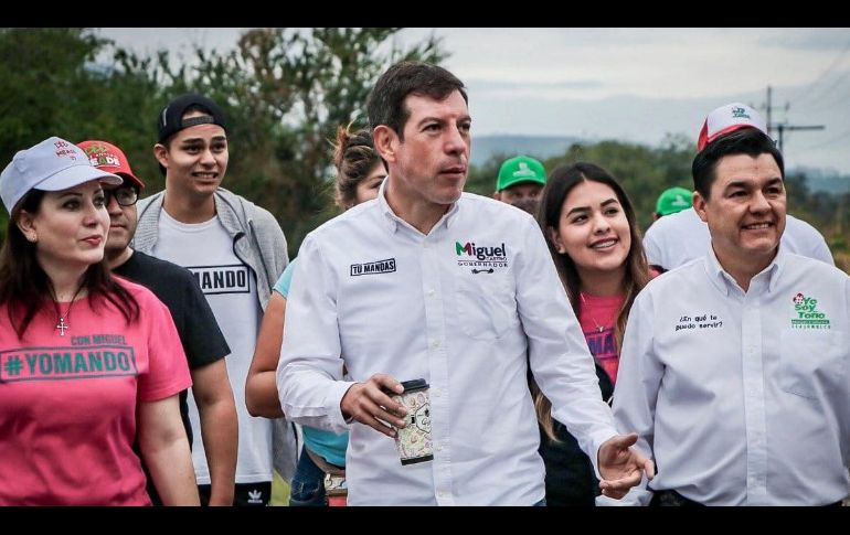 Castro realizó un recorrido e las vías del tren, donde pretende establecer una línea 4 del Tren Ligero. TWITTER / @micasrey