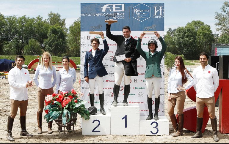 Los tres mejores jinetes de la Copa con obstáculos a 1.40 metros de altura celebran su triunfo ayer en la Hípica. EL INFORMADOR/A. Camacho
