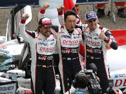 Alonso (izq.) hizo equipo con Kazuki Nakajima (centro) y Sebastien Buemi (der.). EFE/E. Lemaistre