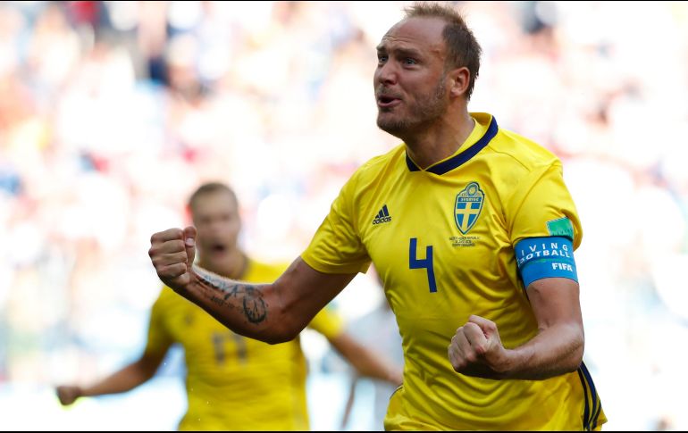 Granqvist, el capitán sueco, cobró desde los 11 pasos y decretó el marcador. EFE / F. Robichon