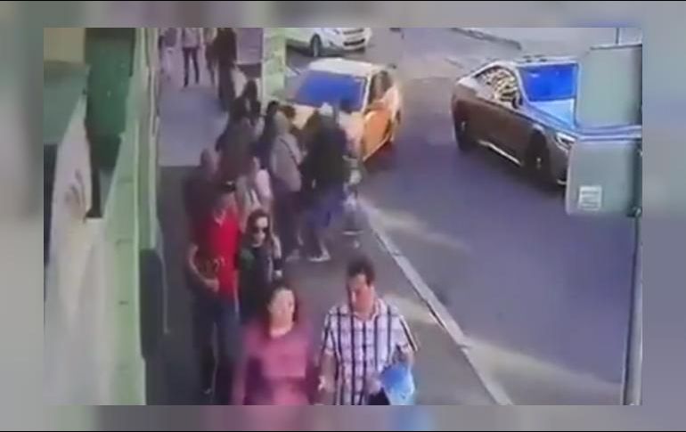 El sábado pasado un taxi se desvió hacia una acera cerca de la Plaza Roja y atropelló a los peatones, entre ellas dos mexicanas.  TWITTER /  @Borisich_glass
