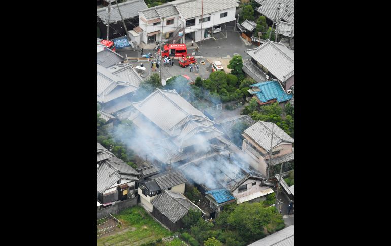 Al menos tres personas murieron y más de 300 resultaron heridas el lunes por un fuerte terremoto que derribó muros y desató algunos incendios.