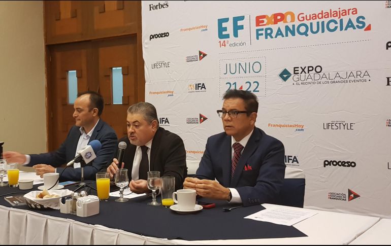 Jude García Aguilar (centro), director de Expo Franquicias, añadió que esperan entre cinco mil 800 y seis mil 200 visitantes. EL INFORMADOR / A. Gallegos