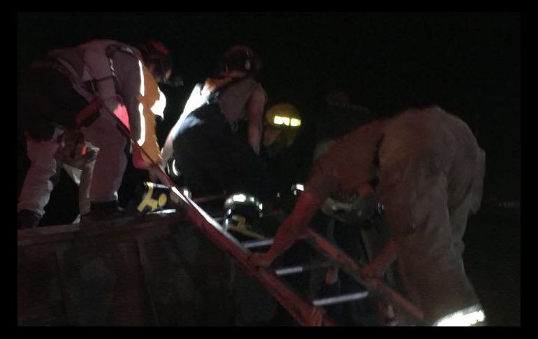 El viernes, una unidad de la ruta 275-B se volcó en un canal de la carretera San Martín de las Flores- El Verde dejando como saldo siete muertos. ESPECIAL / UEPCB