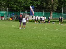 Al final de la práctica,  Cardozo se quedó con los atacantes rojiblancos para perfeccionar la técnica en las jugadas en el área rival. EL INFORMADOR / A. Ramírez