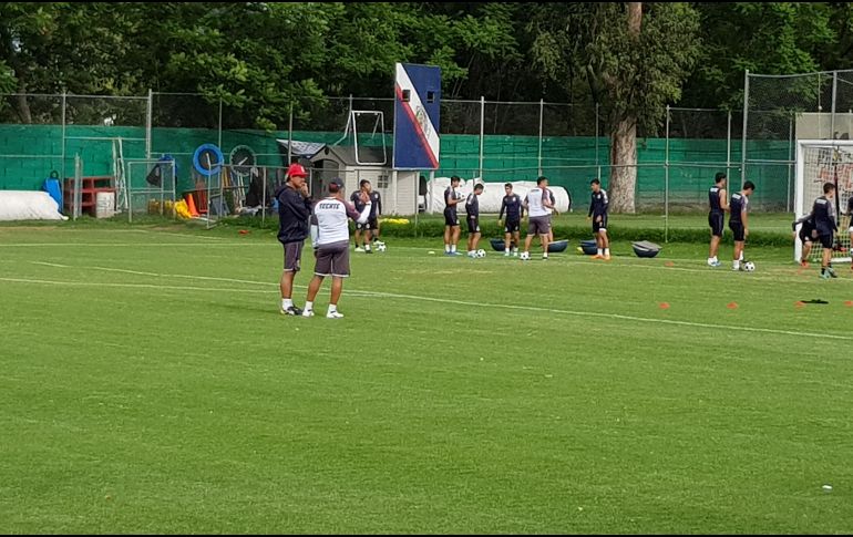 Al final de la práctica,  Cardozo se quedó con los atacantes rojiblancos para perfeccionar la técnica en las jugadas en el área rival. EL INFORMADOR / A. Ramírez