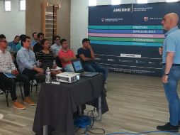 Juanjo Brau instruye a los universitarios en su curso y conferencia. ESPECIAL