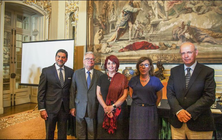 Presentación. De izquierda a derecha, el embajador de México en Portugal, Alfredo Rogerio Pérez Bravo, Luís Filipe Castro Mendes, Marisol Schulz, Manuela Júdice y Augusto Santos Silva. CORTESÍA/FIL