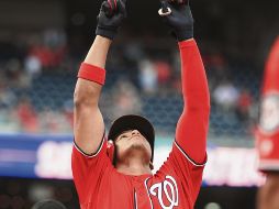 Juan Soto. El toletero dominicano celebra tras conectar cuadrangular en la sexta entrada. AP
