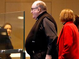 El arzobispo de Adelaida, Philip Wilson (c), llega a la Corte Local de Newcastle. EFE/D. Pateman