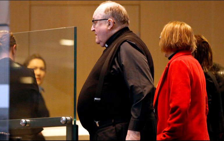 El arzobispo de Adelaida, Philip Wilson (c), llega a la Corte Local de Newcastle. EFE/D. Pateman