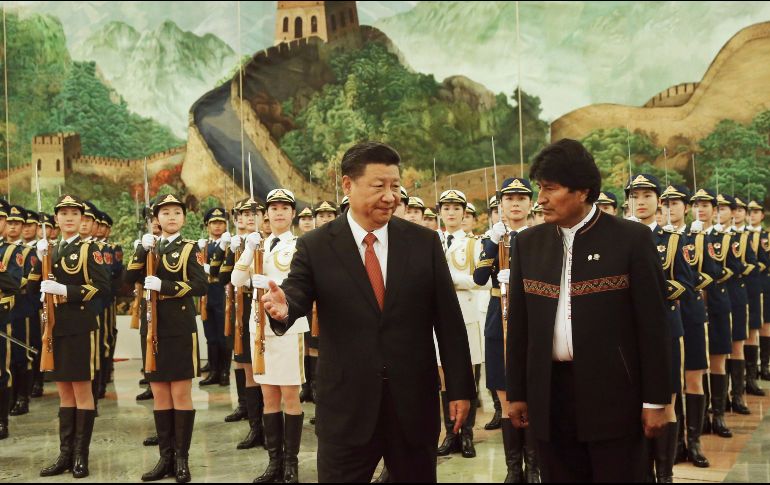 El presidente de Bolivia, Evo Morales (d), y el presidente chino, Xi Jinping (i), participan en una ceremonia de bienvenida en el Gran Palacio del Pueblo. EFE/W. Hong