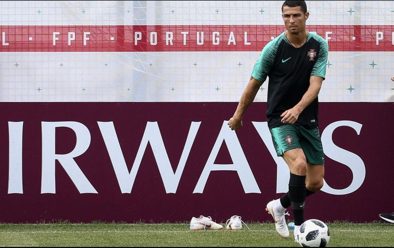 Ronaldo y sus compañeros se ejercitaron con total normalidad en uno de los campos del complejo deportivo del Saturn, en Moskovskaya Oblast. EFE/P. Noais