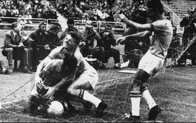 Tras la anotación, Pelé corrió a recoger el balón en el fondo de la red, lo besó y lloró. ESPECIAL