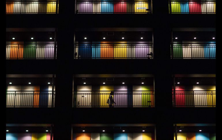 Una mujer camina en un edificio de departamentos en Tokio, Japón. AFP/M. Bureau