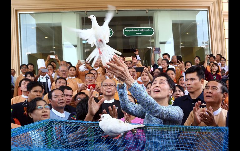 La líder birmana Aung San Suu Kyi suelta una paloma en una celebración por su cumpleaños 73 con integrantes del partido Liga Nacional para la Democracia, en Naypyitaw, Birmania. AP/A. Shine Oo
