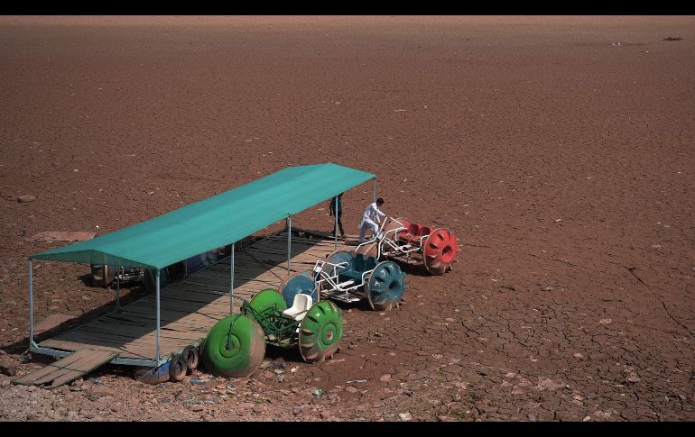 Habitantes inspeccionan un vehículo para agua en una zona seca de la presa Rawal en Islamabad, Pakistán. AFP/A. Qureshi