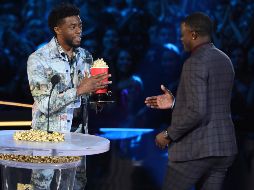 El actor que interpreta al primer superhéroe negro cedió su premio de 